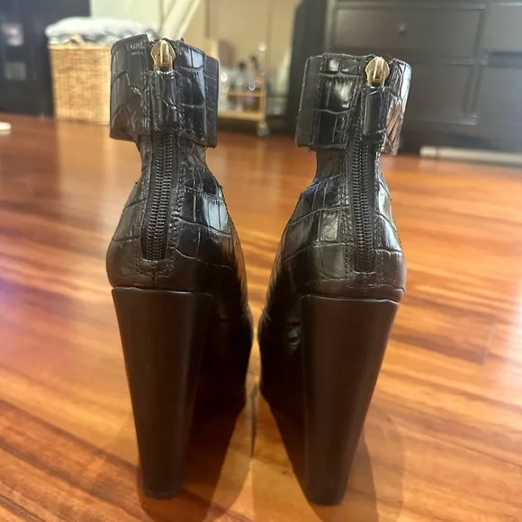 BCBGMaxAzria Black Reptile Print Platform Wedge - Picture 3 of 6